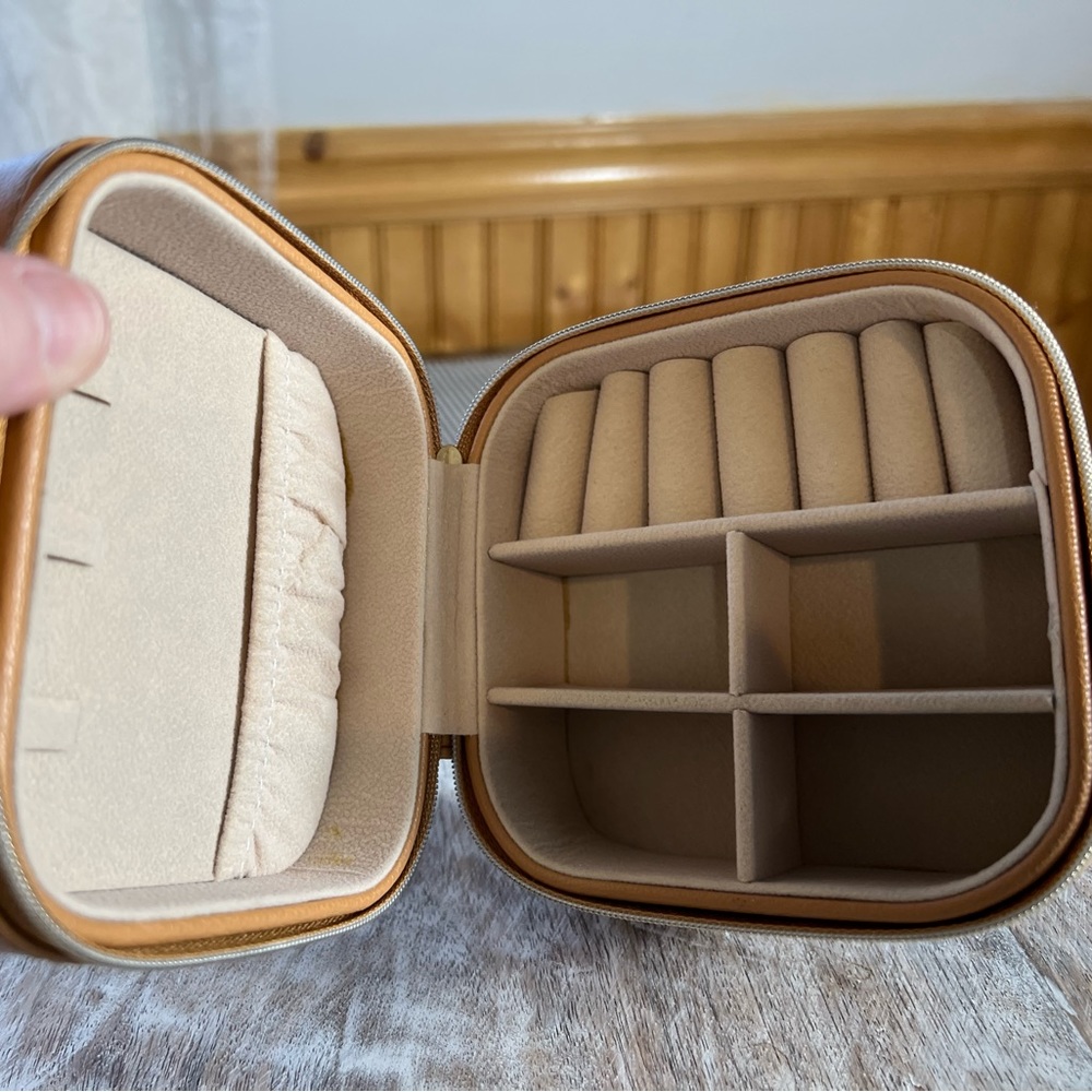 The Jewelry Box - Picture 5 of 7